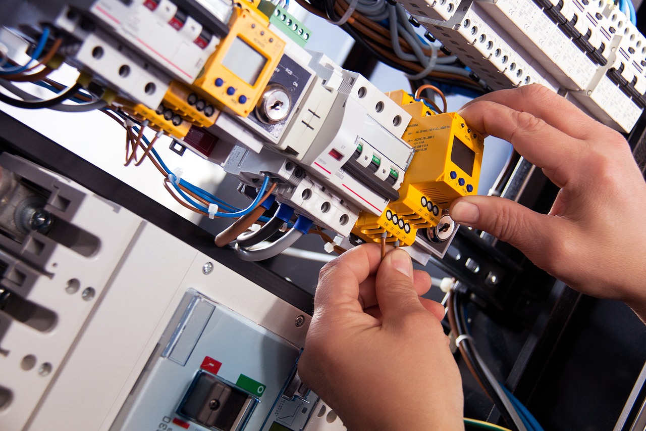 Jak zadbać o bezpieczeństwo i efektywność instalacji elektrycznych w domu?